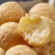 Como preparar pão de queijo mineiro igual de padaria em casa