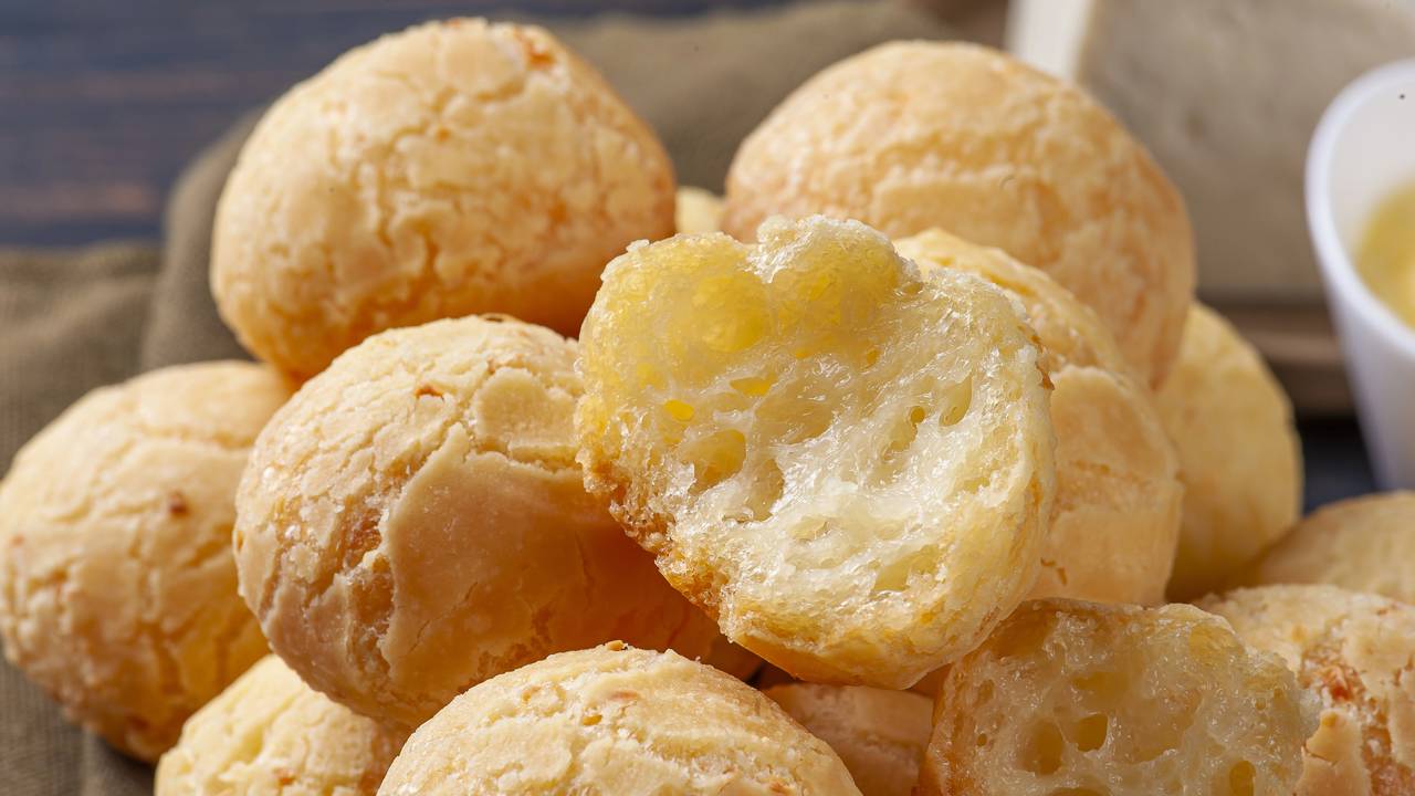 Como preparar pão de queijo mineiro igual de padaria em casa