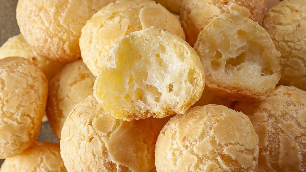 Como preparar pão de queijo mineiro igual de padaria em casa