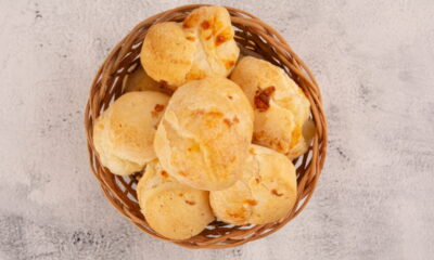 O pão de queijo é um verdadeiro ícone da culinária brasileira, com raízes profundamente entrelaçadas à história e aos costumes de Minas Gerais
