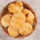 O pão de queijo é um verdadeiro ícone da culinária brasileira, com raízes profundamente entrelaçadas à história e aos costumes de Minas Gerais