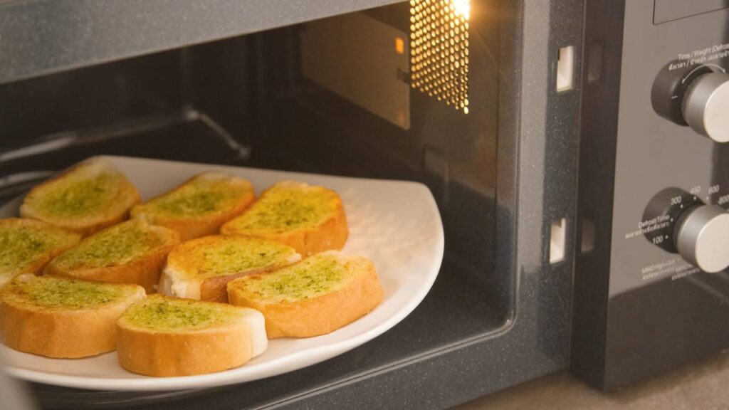 Transformar um pão duro em um alimento macio novamente é um truque culinário desejado por muitos. Utilizar o micro-ondas com um pouco de água revela-se uma solução eficiente e rápida
