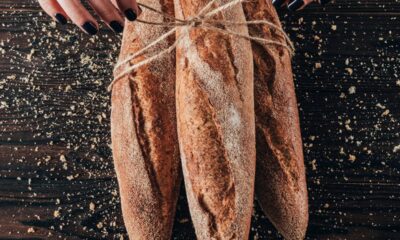 O pão francês, um dos itens mais populares nas padarias de todo o Brasil, recebe diferentes nomes conforme a região e reflete a diversidade cultural do país, sendo apreciado em várias ocasiões do dia a dia.