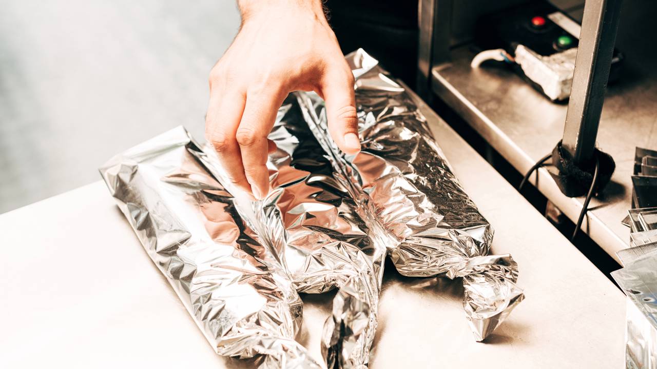 O lado certo do papel alumínio é o brilhante ou o fosco?