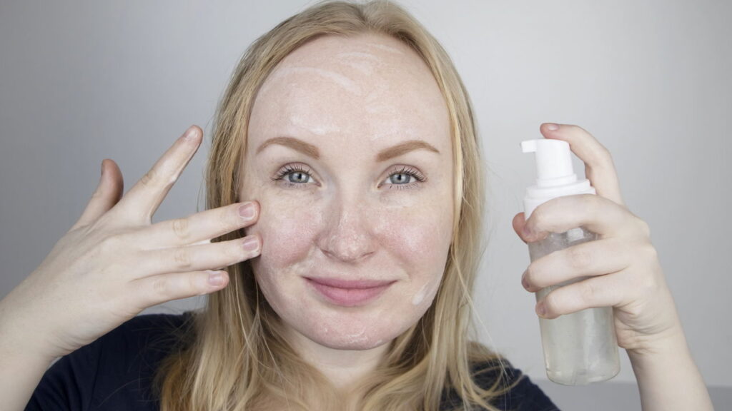 Dicas para cuidar da pele oleosa com rotina simples de manhã e noite