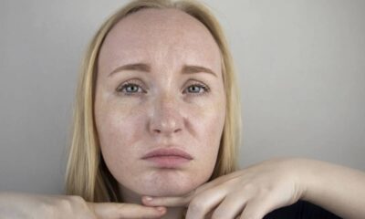 Chá verde é uma solução natural reconhecida por ajudar a reduzir a oleosidade do rosto rapidamente. Sua ação antioxidante e adstringente transforma o chá verde