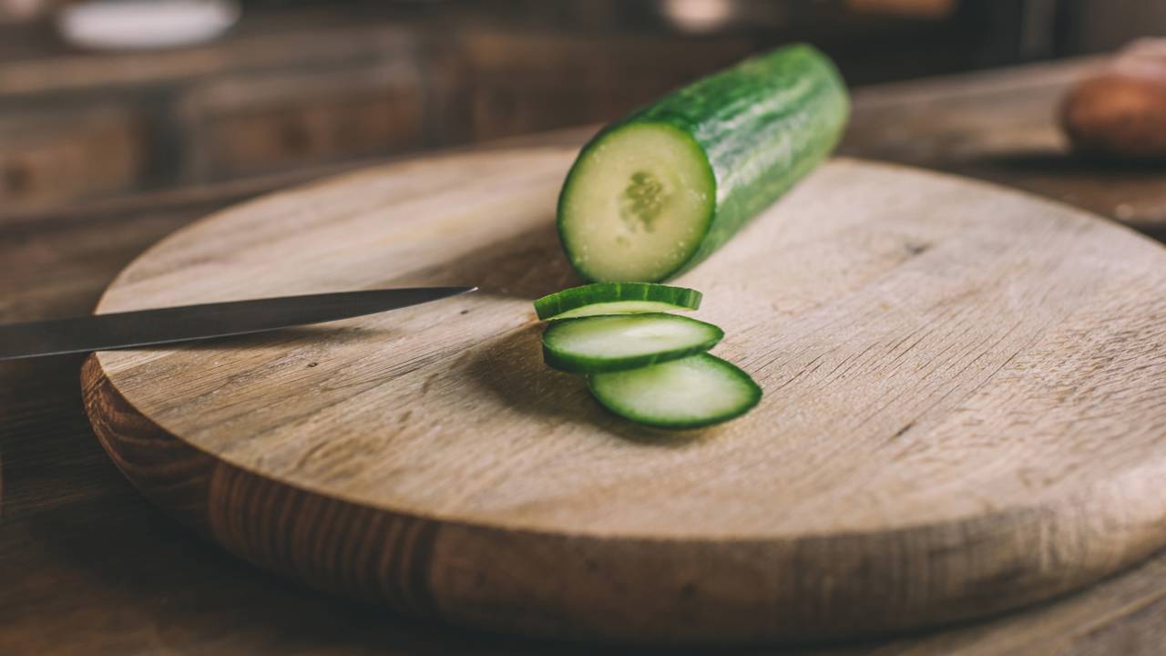 Utilizar casca de pepino no jardim é uma alternativa prática e natural para afastar pragas de forma eficiente. Jardineiros que preferem métodos orgânicos estão cada vez mais adotando essa técnica