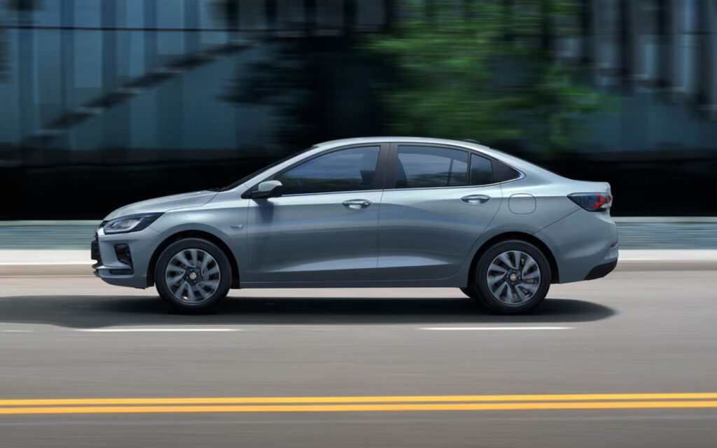 O carro que estaciona sozinho chegou ao Brasil e está chamando atenção