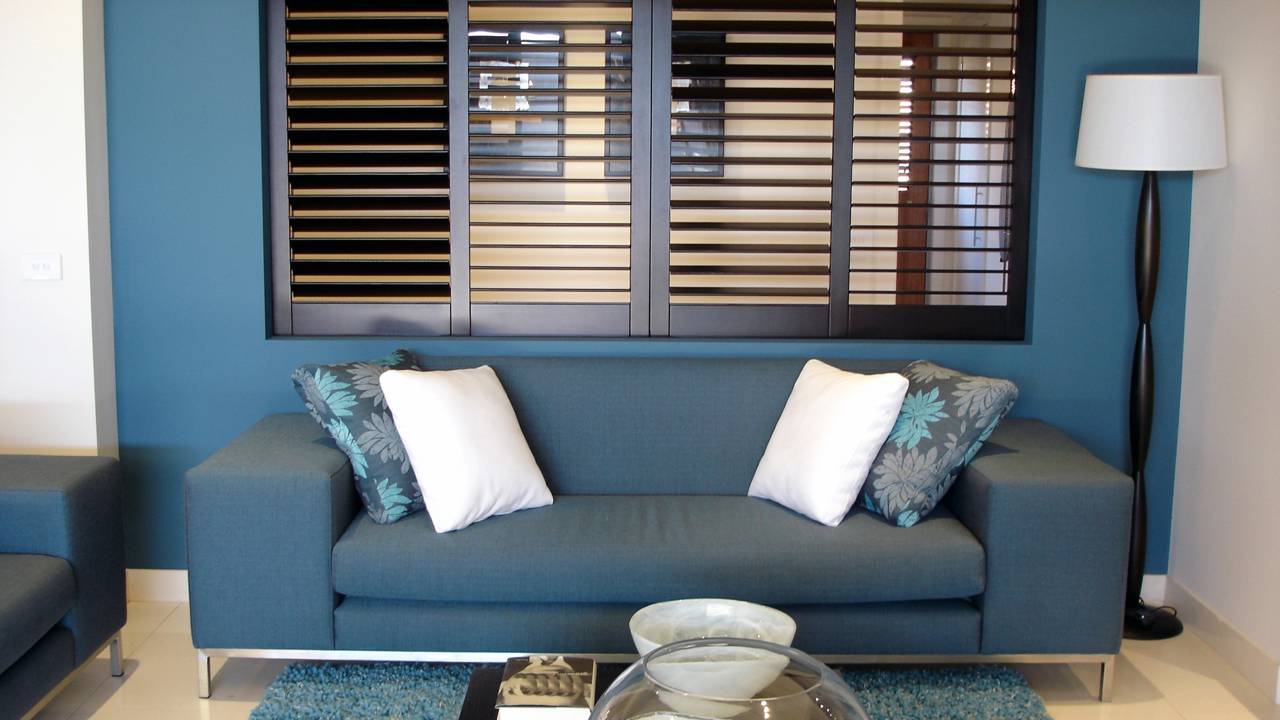 Cuidados simples que evitam sujeira em cortinas e persianas