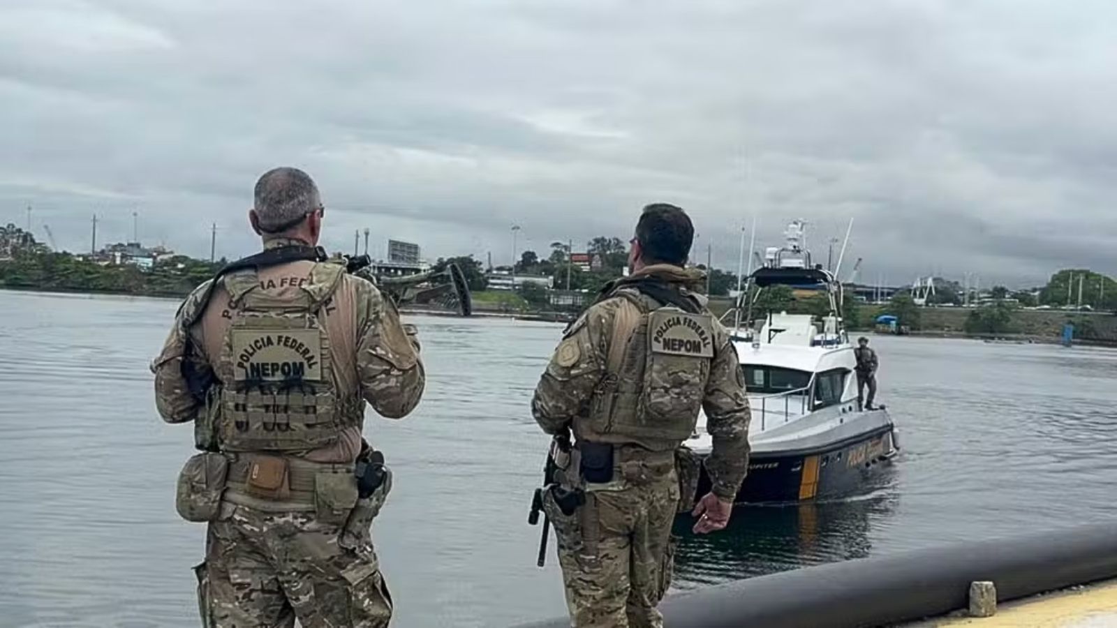 PF prende foragido ligado ao Comando Vermelho em navio na Baía de Guanabara