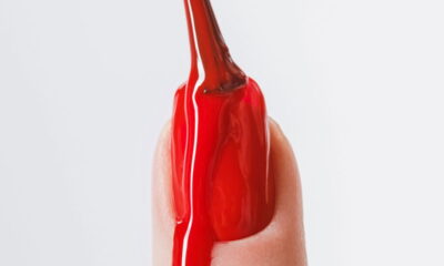 Aplicar esmalte e perceber que ele não cobre bem logo na primeira camada pode ser frustrante