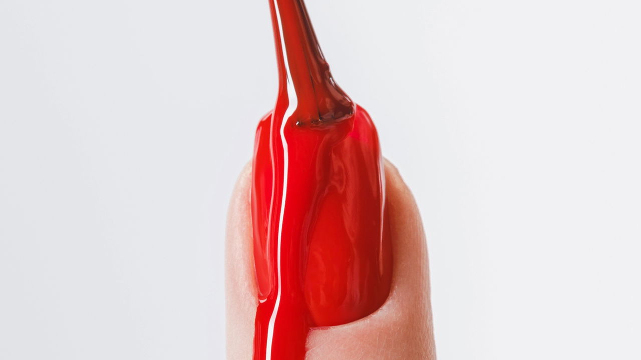 Aplicar esmalte e perceber que ele não cobre bem logo na primeira camada pode ser frustrante