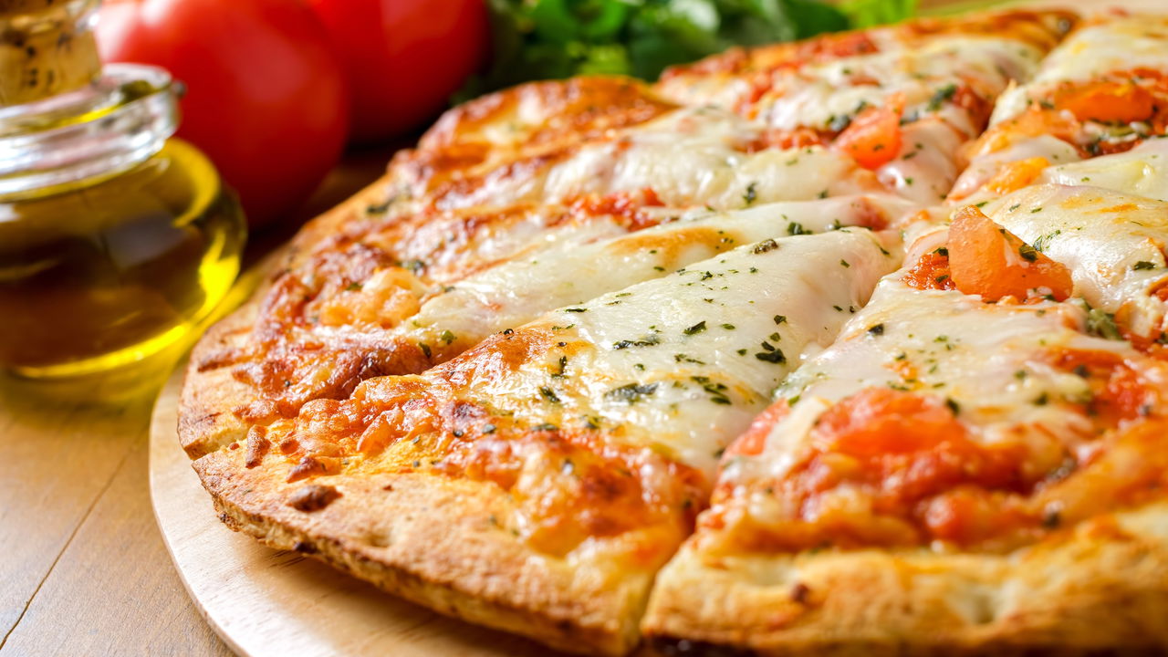 Como fazer pizza crocante sem forno em casa