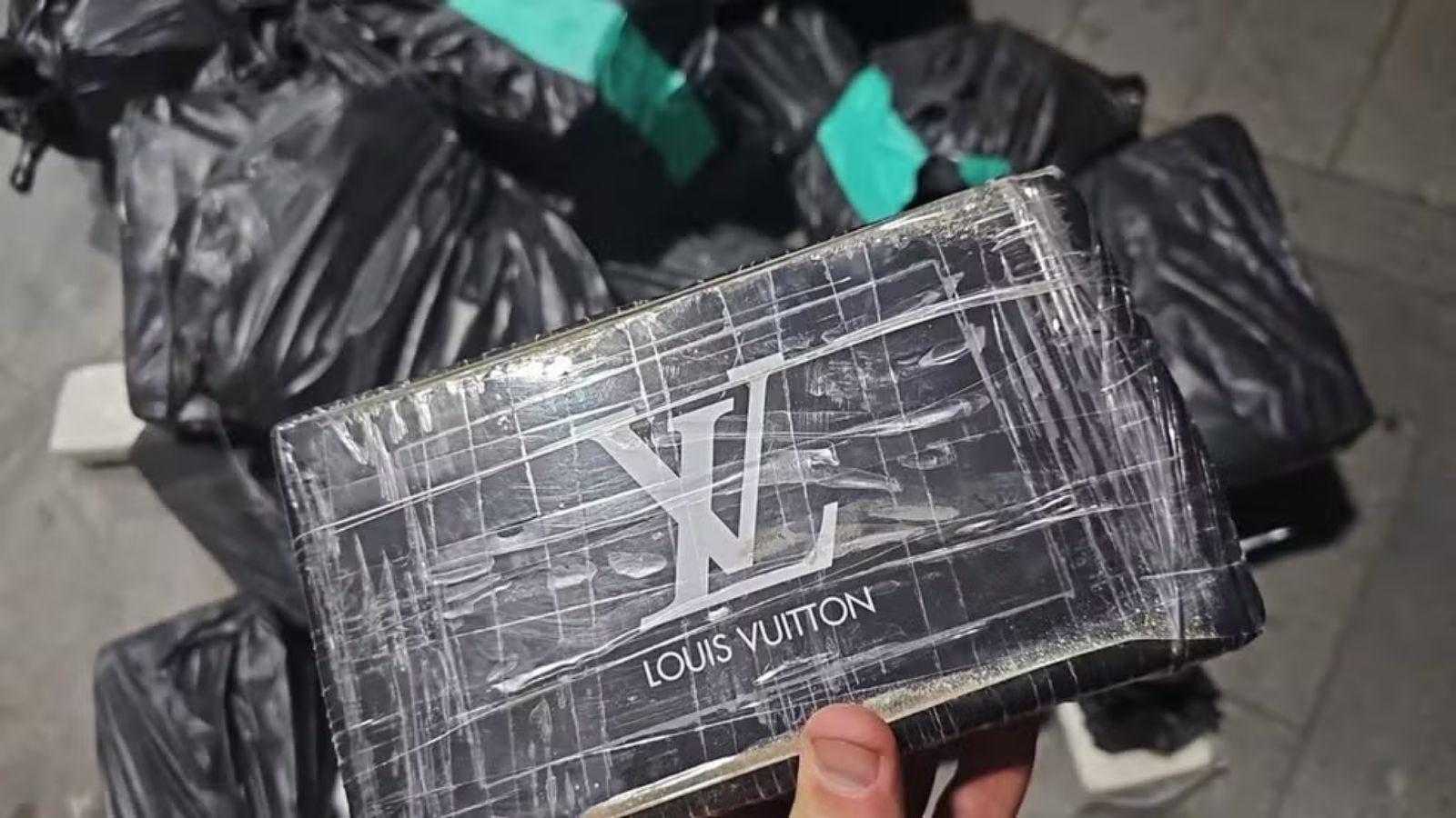 PRF intercepta caminhão com quase 1 tonelada de cocaína na Baixada