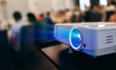 O projetor pequeno com qualidade de cinema em casa