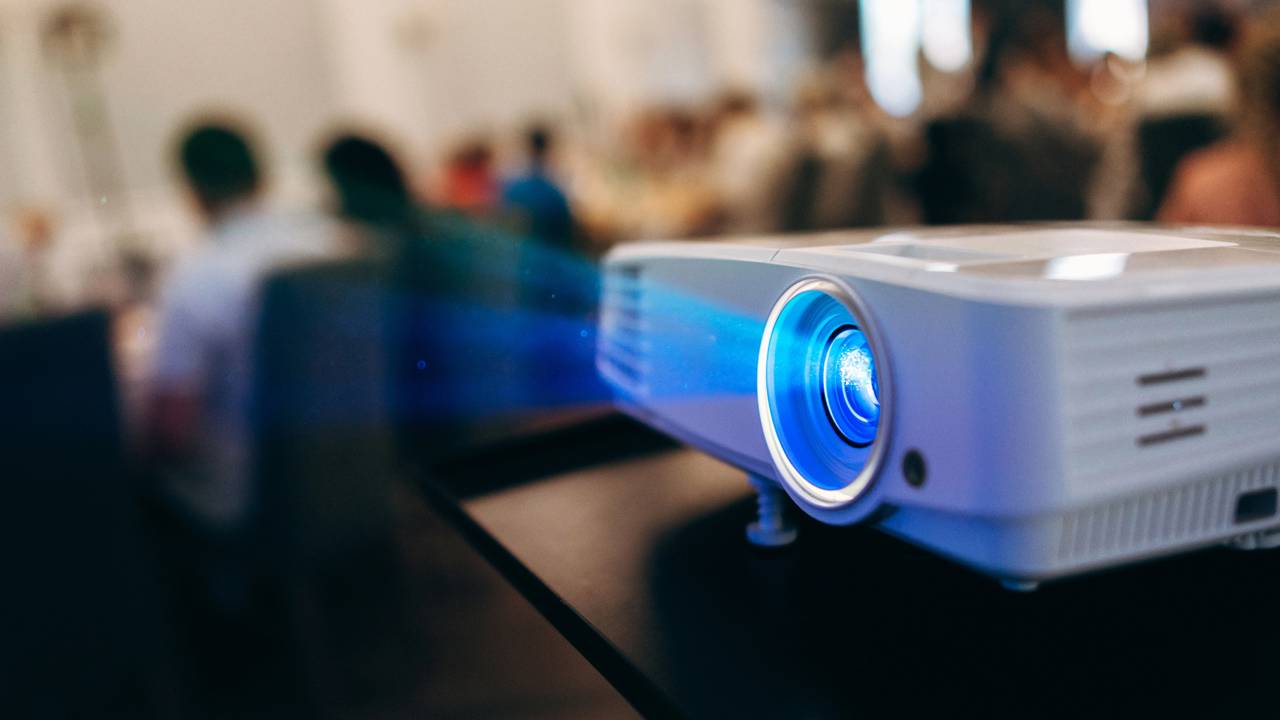 O projetor pequeno com qualidade de cinema em casa