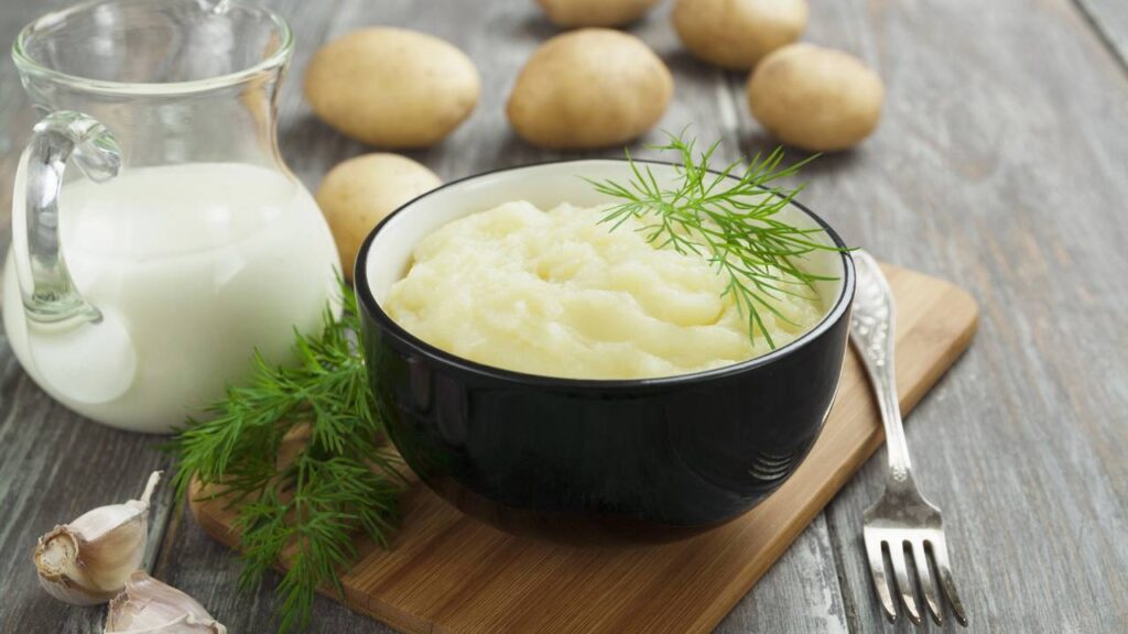 Faça purê de batata igual de restaurante usando esse ingrediente simples no lugar da manteiga