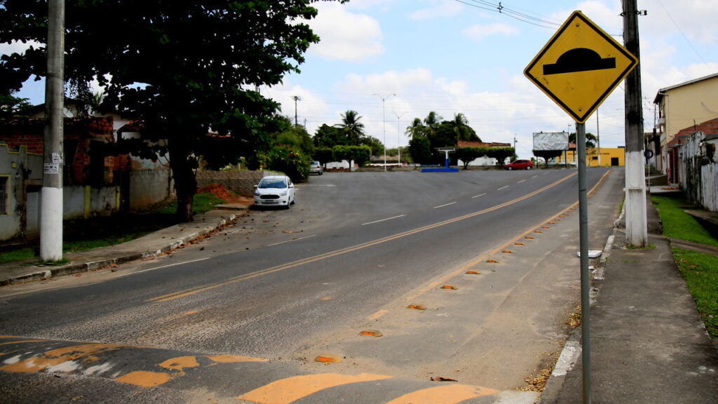 Os quebra-molas e lombadas são estruturas instaladas para reduzir a velocidade dos veículos e aumentar a segurança viária