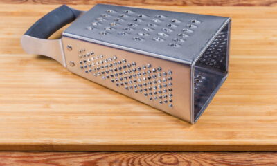 O limão é um grande aliado na limpeza doméstica, principalmente no cuidado com raladores de cozinha