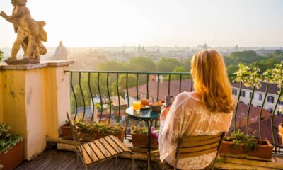 Varanda pequena virou cantinho zen com tapete, plantas e som ambiente
