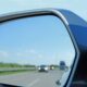 Como ajustar os espelhos laterais do jeito certo para evitar acidentes