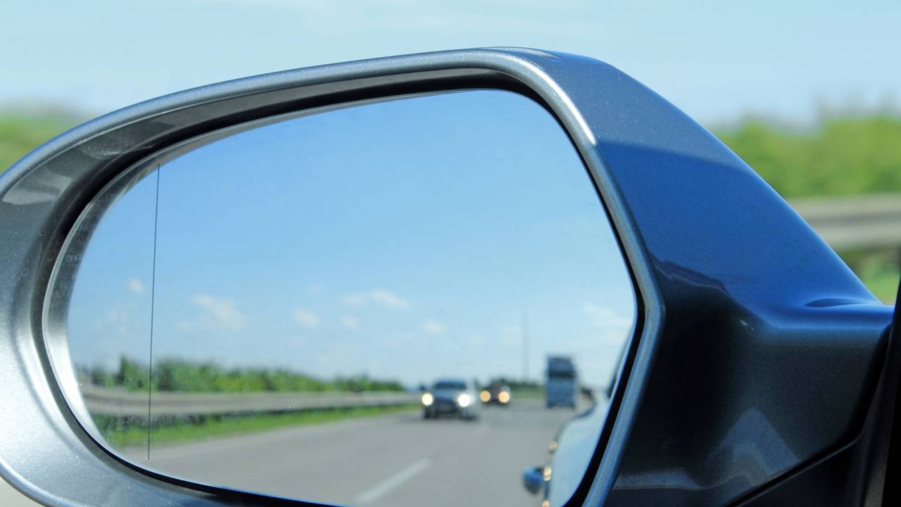 Como ajustar os espelhos laterais do jeito certo para evitar acidentes
