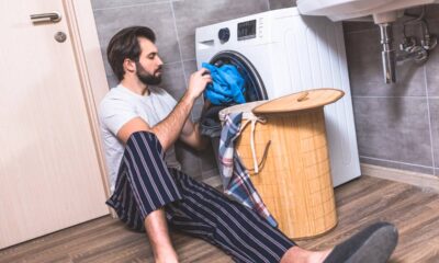 O uso do amaciante na lavanderia é bastante comum no Brasil e é considerado essencial para garantir a maciez e o perfume agradável das roupas, porém, muitas pessoas se deparam com o problema de roupas que continuam duras e ásperas mesmo após a lavagem, levantando dúvidas sobre a eficácia do produto e possíveis erros no processo.