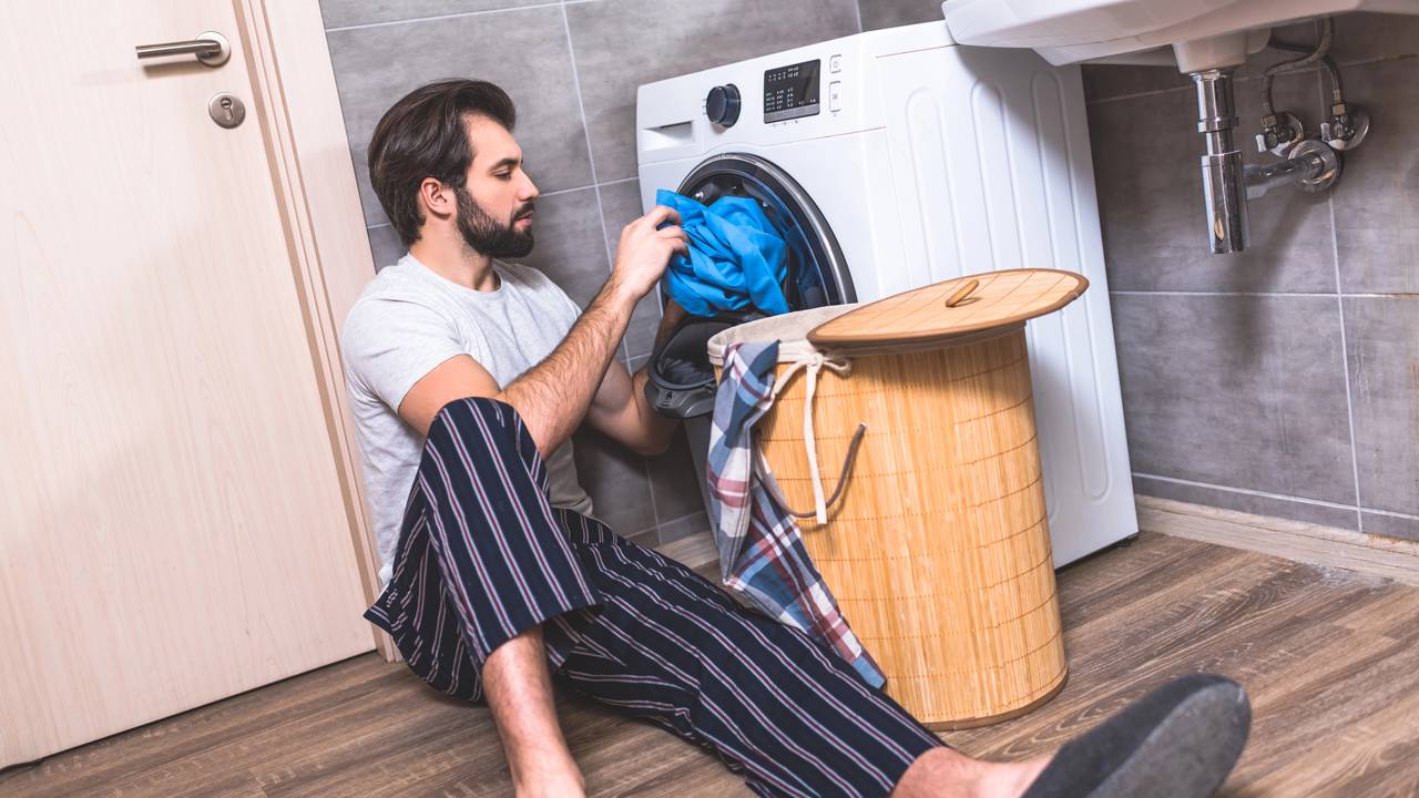 O uso do amaciante na lavanderia é bastante comum no Brasil e é considerado essencial para garantir a maciez e o perfume agradável das roupas, porém, muitas pessoas se deparam com o problema de roupas que continuam duras e ásperas mesmo após a lavagem, levantando dúvidas sobre a eficácia do produto e possíveis erros no processo.