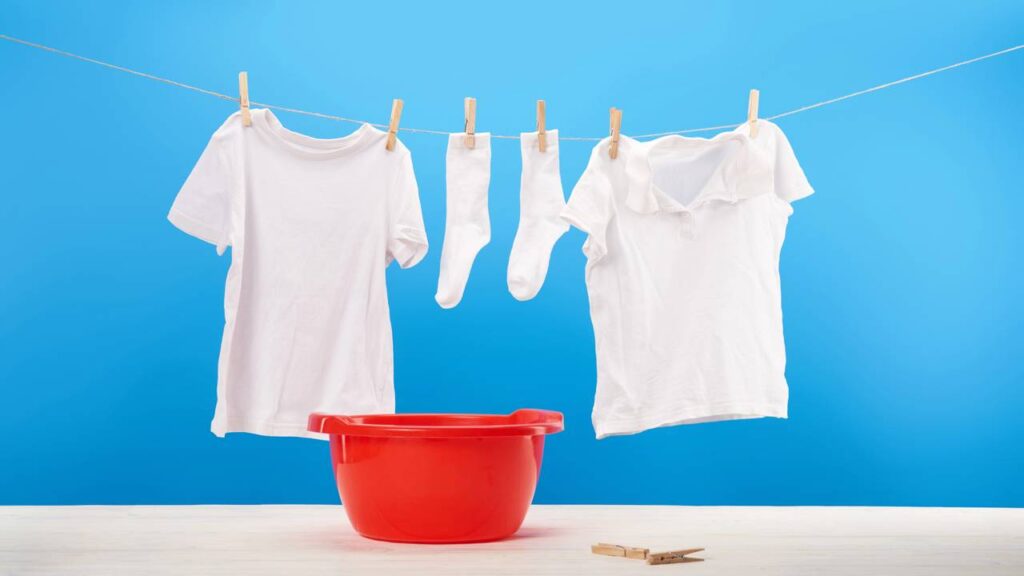 O uso do amaciante na lavanderia é bastante comum no Brasil e é considerado essencial para garantir a maciez e o perfume agradável das roupas, porém, muitas pessoas se deparam com o problema de roupas que continuam duras e ásperas mesmo após a lavagem, levantando dúvidas sobre a eficácia do produto e possíveis erros no processo.