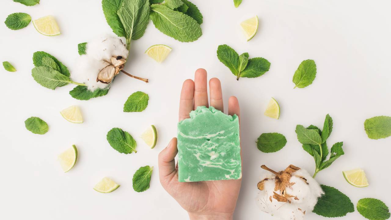 Colocar sabão em barra no guarda-roupa é uma prática cada vez mais popular nos lares brasileiros, sendo reconhecida pelo seu potencial de manter as roupas frescas, perfumadas e protegidas contra a umidade.