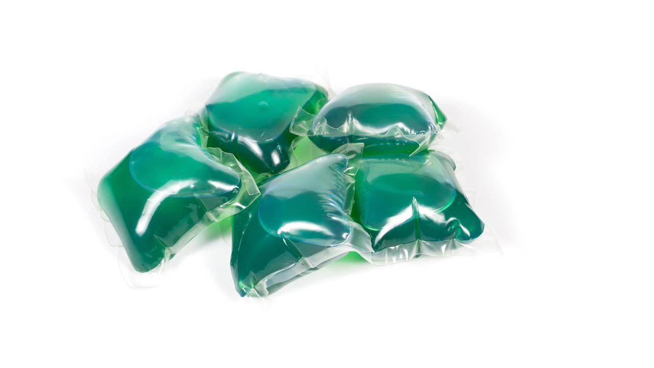 Sabão ficou esverdeado ou escureceu? Entenda o que isso pode significar