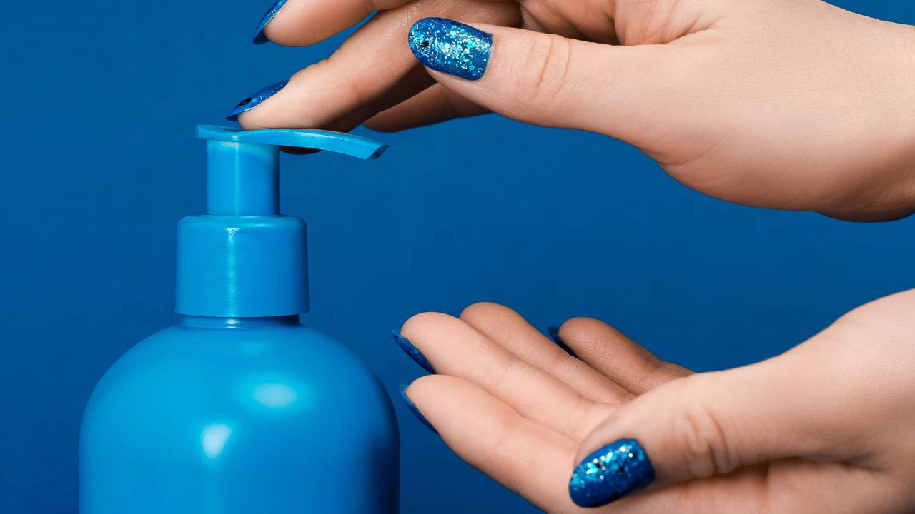 Quando o sabão líquido perde seu aroma original, isso pode indicar alterações químicas em sua composição ou simplesmente o tempo prolongado de armazenamento. Esse fenômeno é comum em produtos de limpeza e de cuidados pessoais, pois as fragrâncias podem se degradar com o tempo, especialmente se expostas a condições inadequadas.