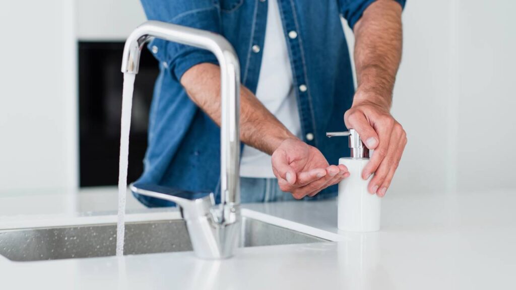 Quando o sabão líquido perde seu aroma original, isso pode indicar alterações químicas em sua composição ou simplesmente o tempo prolongado de armazenamento. Esse fenômeno é comum em produtos de limpeza e de cuidados pessoais, pois as fragrâncias podem se degradar com o tempo, especialmente se expostas a condições inadequadas.