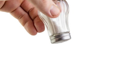 Colocar arroz cru dentro do saleiro é uma prática simples e tradicional em muitos lares, especialmente em regiões úmidas.