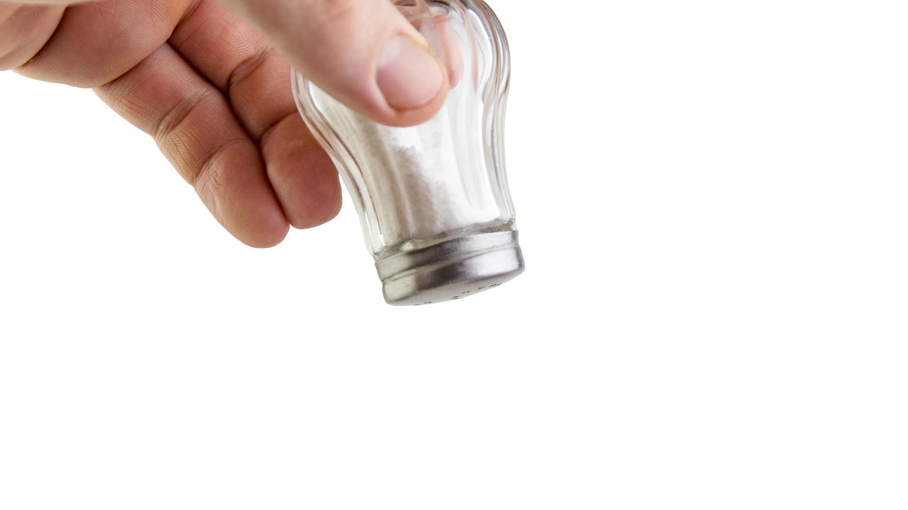 Colocar arroz cru dentro do saleiro é uma prática simples e tradicional em muitos lares, especialmente em regiões úmidas.