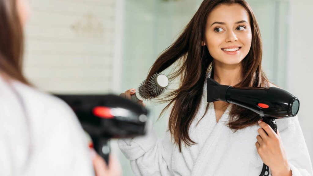 4 truques para disfarçar o frizz sem usar secador