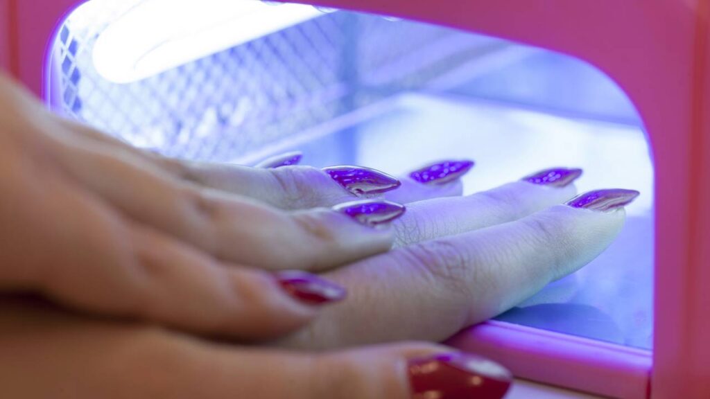 A busca por unhas perfeitas é constante e, recentemente, uma nova técnica promete revolucionar o mercado ao substituir o tradicional gel por uma opção não só mais durável, como também mais prática