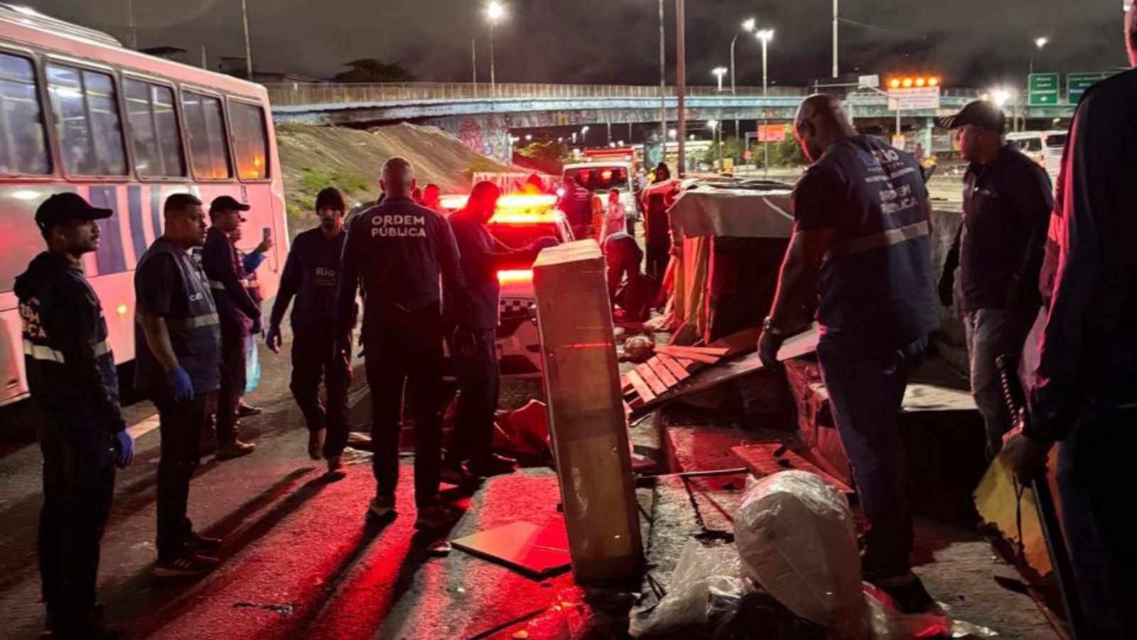 SEOP remove construções irregulares na Avenida Brasil, em Ramos