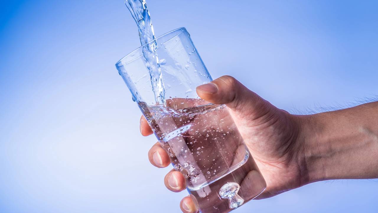 O filtro de barro é um utensílio tradicional utilizado para purificar a água, valorizado por proporcionar um sabor distinto e agradável ao líquido. Com o passar do tempo ou sob certas condições, pode-se notar mudanças nesse sabor característico, fruto de fatores físicos e químicos relacionados ao filtro e à água.