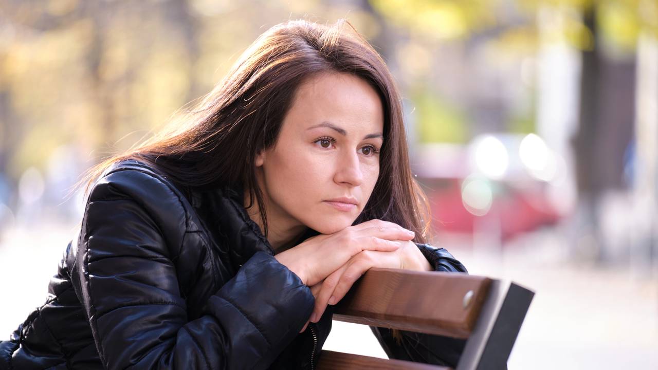 Alguns signos do zodíaco são conhecidos por guardar suas emoções mais profundas, sofrendo em silêncio. Demonstrar sentimentos nem sempre é fácil para todos,