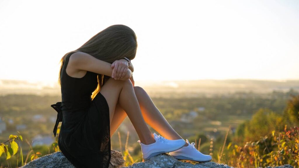 Alguns signos do zodíaco são conhecidos por guardar suas emoções mais profundas, sofrendo em silêncio. Demonstrar sentimentos nem sempre é fácil para todos,