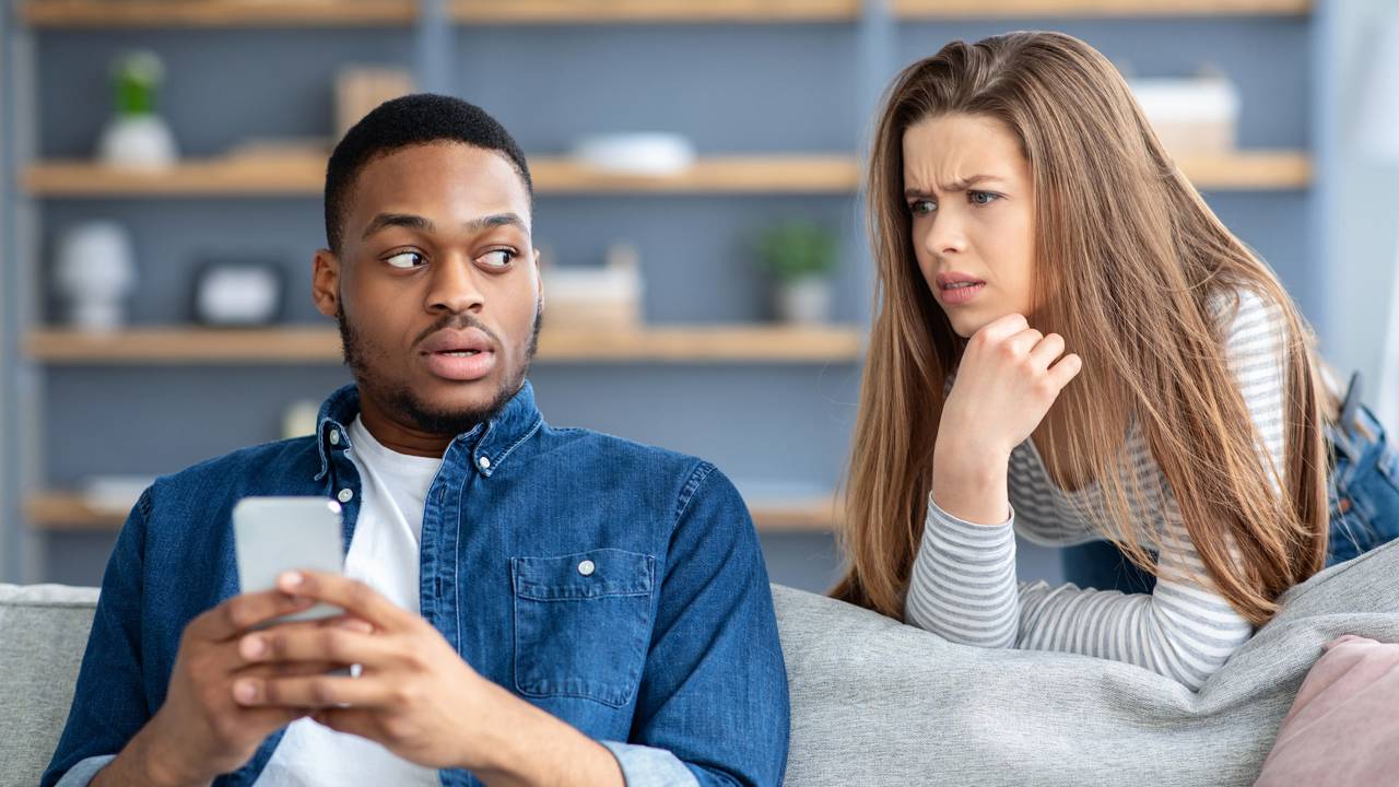 Suspeito - O que significa o ditado popular "tem caroço nesse angu"?