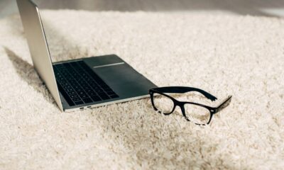 Investi em tapete com textura grossa, o conforto da sala passou a ser ‘pé no sofá’