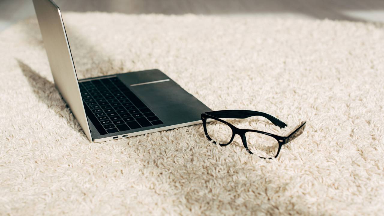 Investi em tapete com textura grossa, o conforto da sala passou a ser ‘pé no sofá’