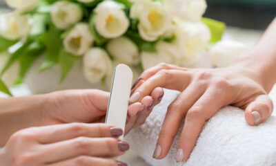 A nail art tornou-se uma poderosa ferramenta para transformar não apenas estilos, mas também criar a ilusão de unhas visualmente mais longas