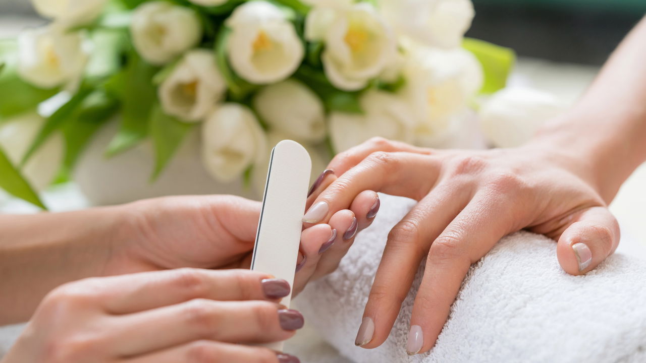 A nail art tornou-se uma poderosa ferramenta para transformar não apenas estilos, mas também criar a ilusão de unhas visualmente mais longas