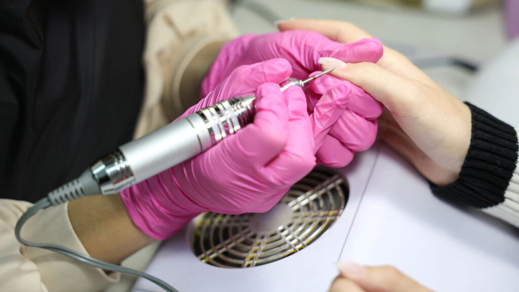 A nail art tornou-se uma poderosa ferramenta para transformar não apenas estilos, mas também criar a ilusão de unhas visualmente mais longas