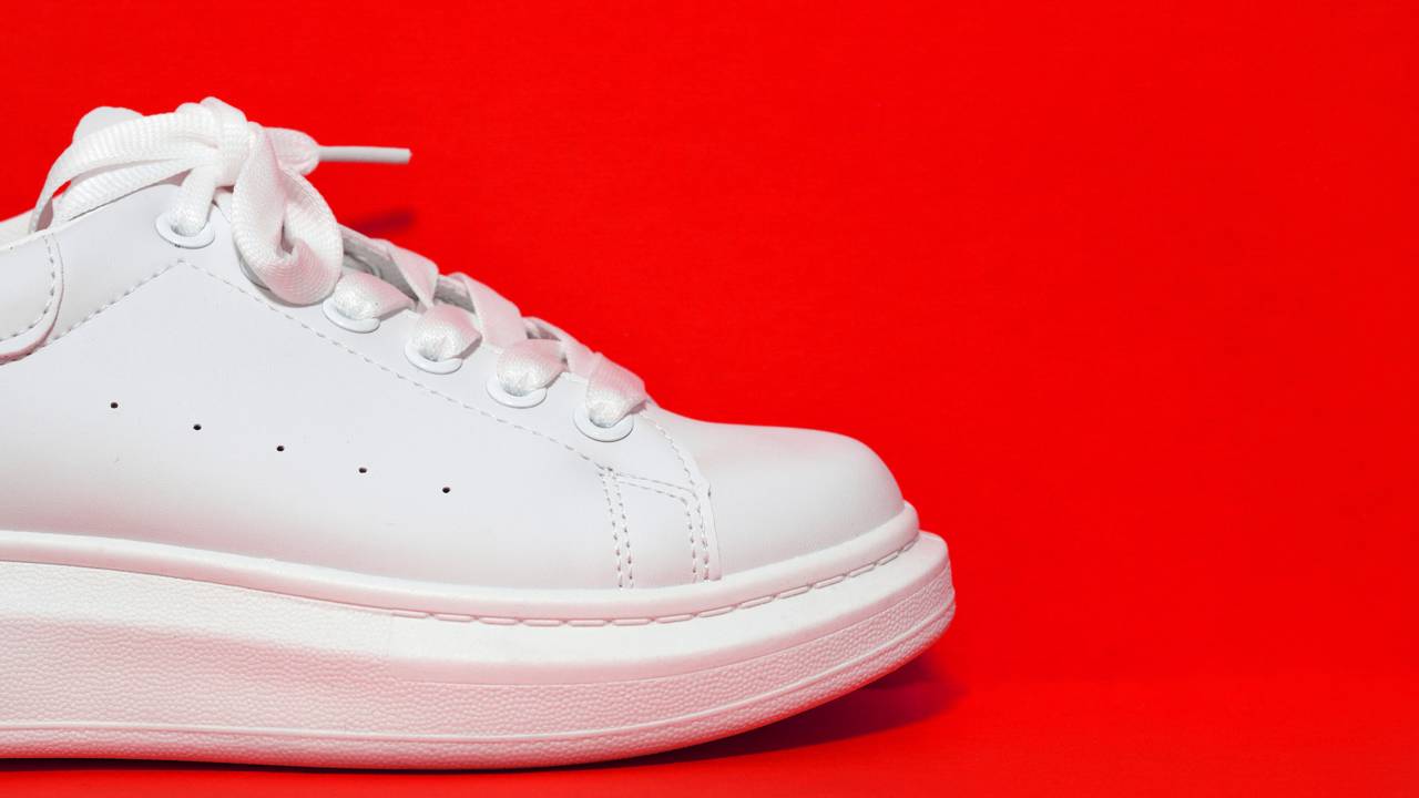 Manter o tênis branco sempre limpo é um verdadeiro desafio, especialmente devido à facilidade com que ele acumula sujeiras e manchas