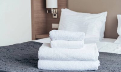 Aprenda a dobrar toalhas da forma certa para ganhar espaço nos armários