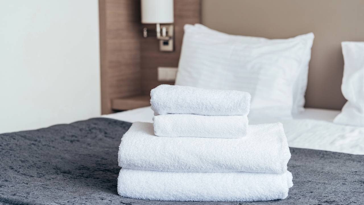 Aprenda a dobrar toalhas da forma certa para ganhar espaço nos armários